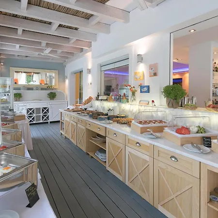 מלון Mandraki Village Boutique 4*